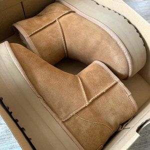 UGG Women's Classic Mini Platform US Size 7 (LIGHTLY USED)